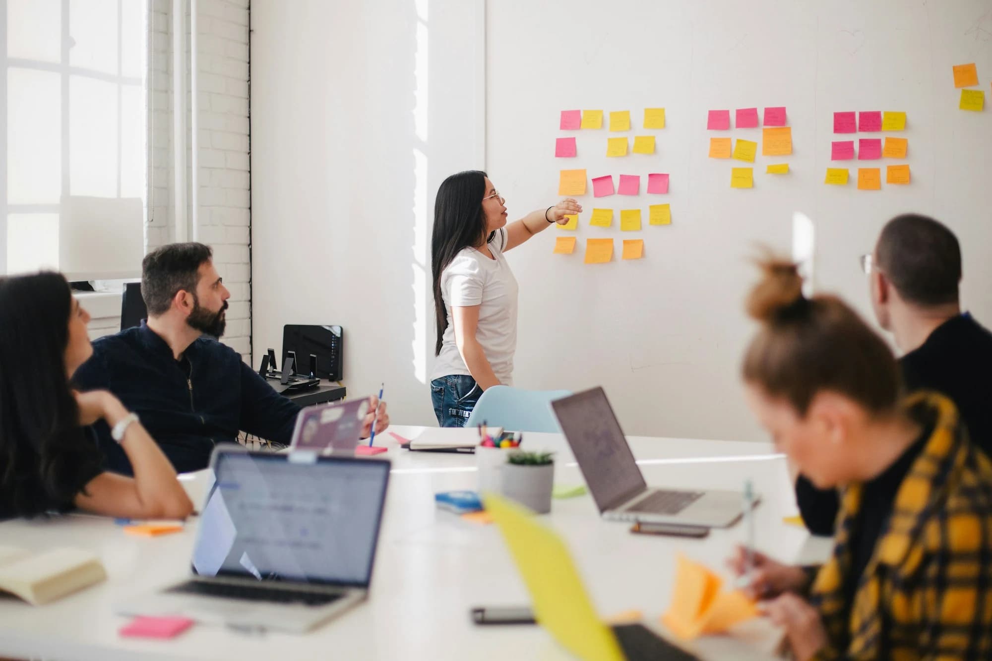 CRMs con Inteligencia Artificial: De Agendas Pasivas a Motores Predictivos de Venta