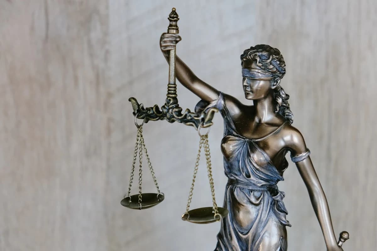 Evaluación y Benchmarking de LLMs en el Dominio Legal y Financiero: Reducción de Alucinaciones a Menos del 1%