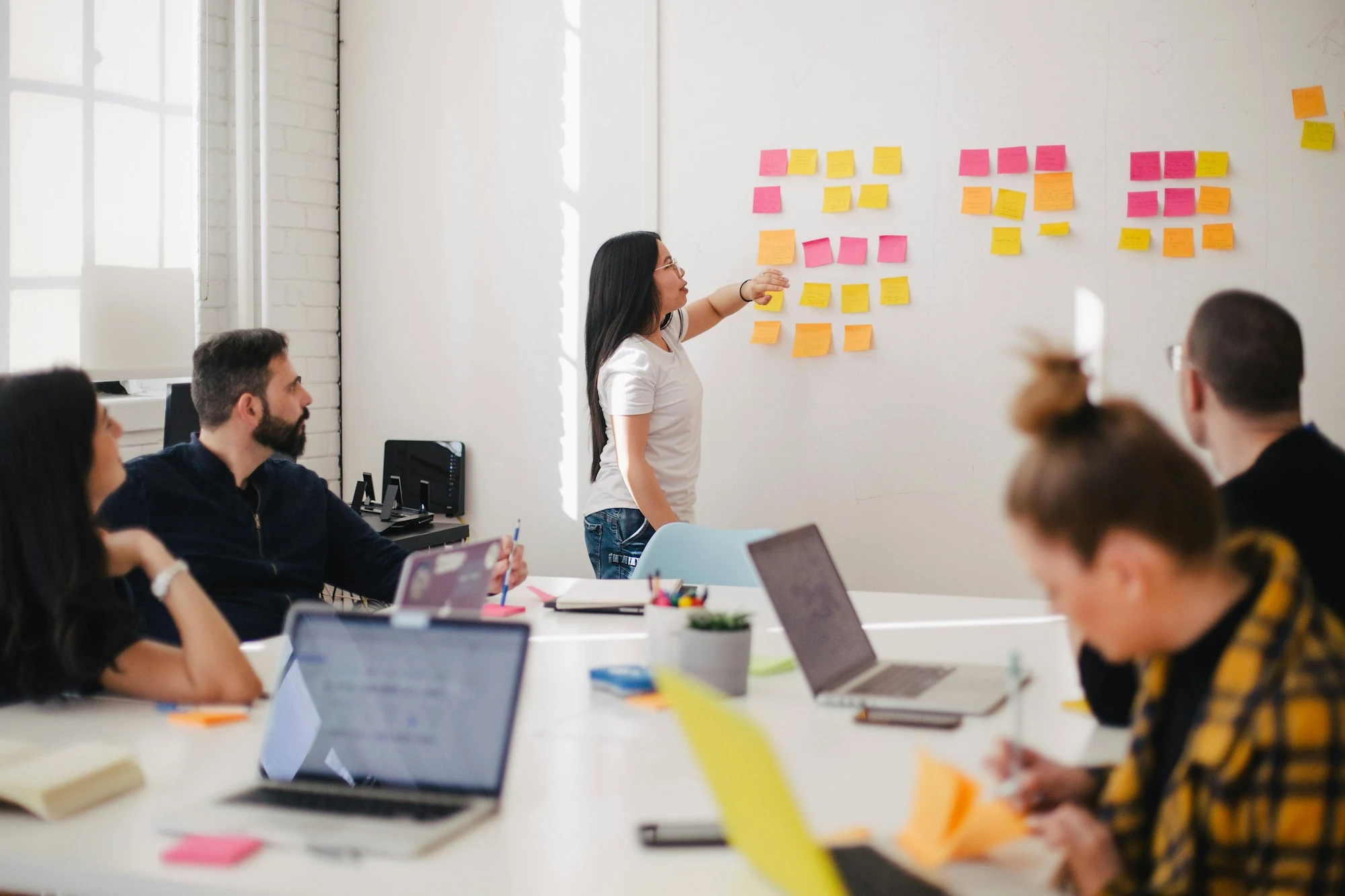 CRMs con Inteligencia Artificial: De Agendas Pasivas a Motores Predictivos de Venta